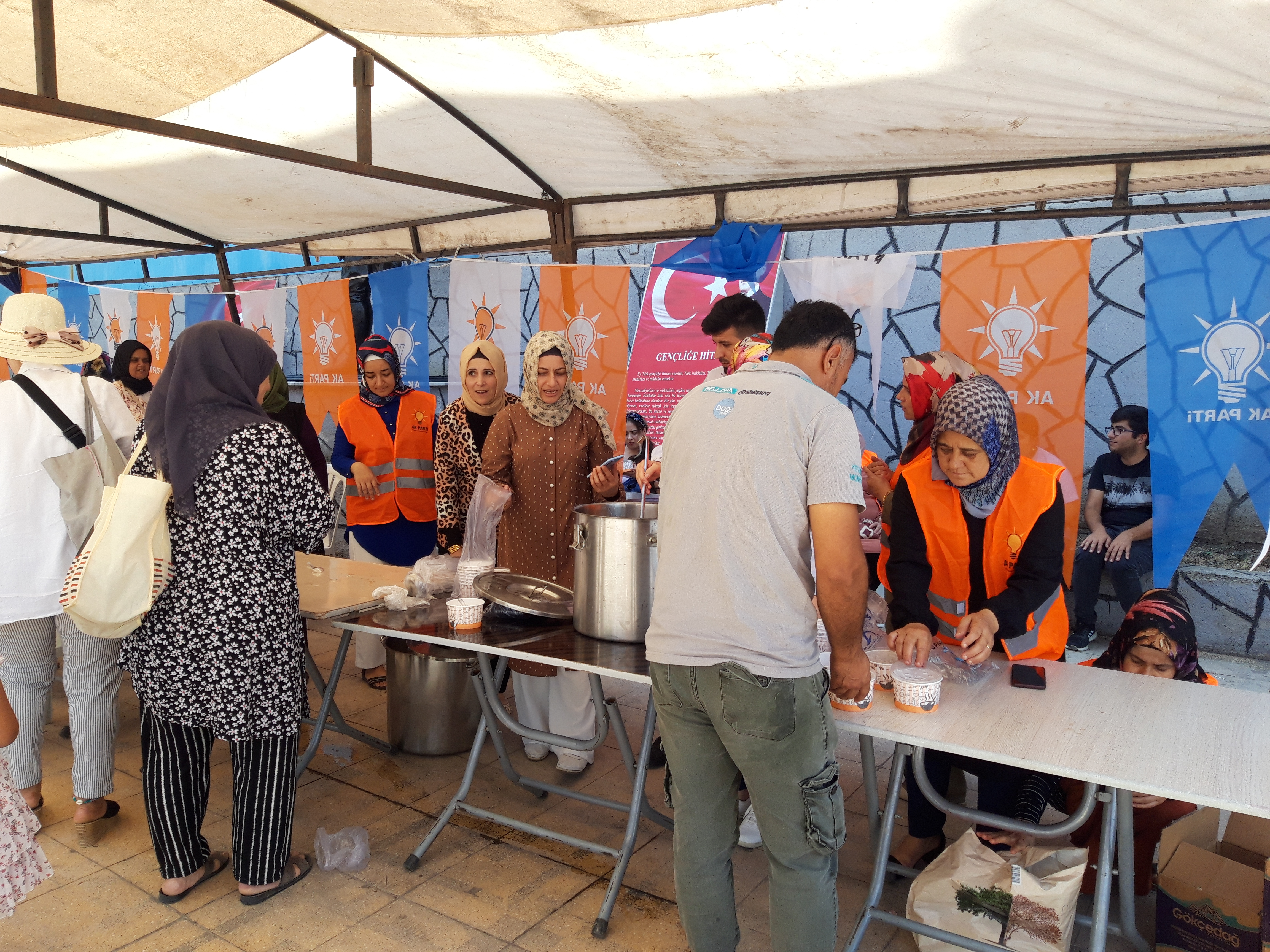 AK PARTİ DÜZİÇİ İLÇE TEŞKİLATI15 TEMMUZ DEMOKRASI MEYDANİNDA AŞURE DAGITTI