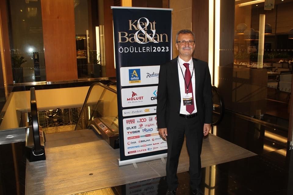 ELLEK BELEDİYE BAŞKANI ABBAS YEŞİLDEMİR KENT BELEDİYE ÖDÜLÜNÜ KAZANDI 