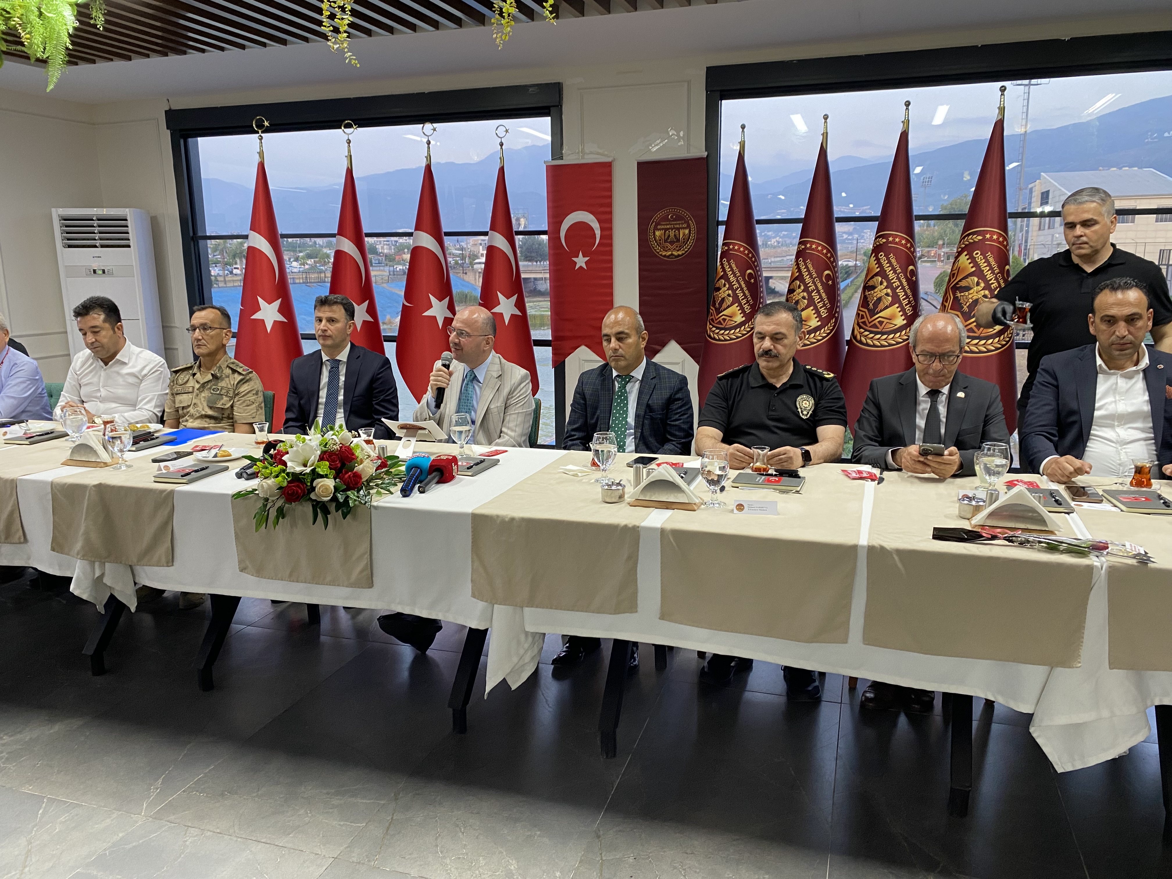 OSMANİYE VALİSİ GAZETECİLERİN GÜNÜNÜ KUTLADI